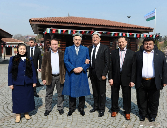 uyghur mesullar vali bilen birge1